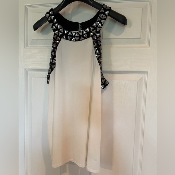 Express Embellished Top Ivory Black Trim Silver Triangles - Picture 4 of 6